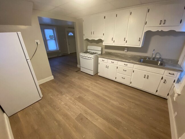 Photo - HEAT & ELECTRIC INCLUDED! 1 Bed 1 Bath Lower Unit Unidad 3