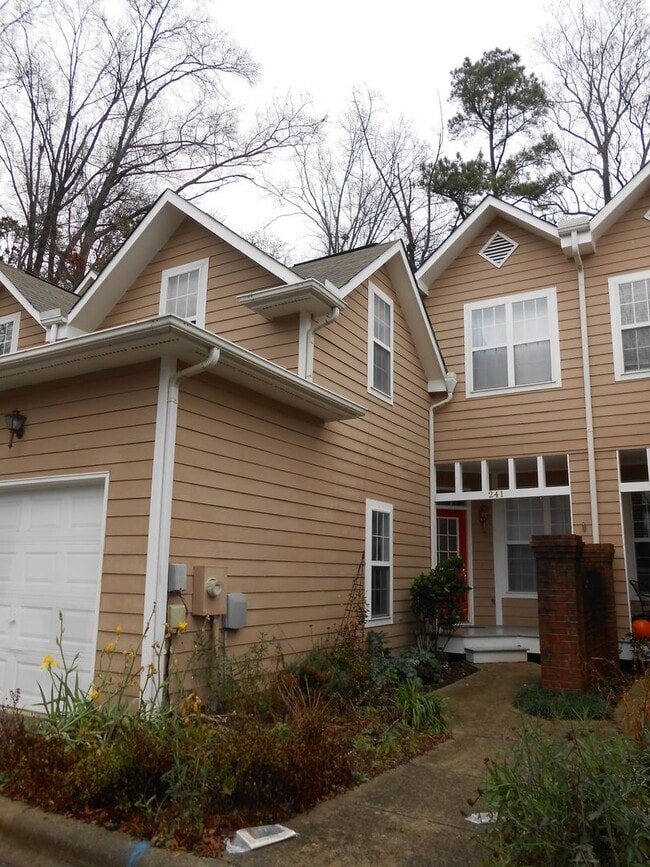 Building Photo - Beautifully Updated Townhome in Prime Carrboro Location – Walk to Downtown & Weaver Street Market