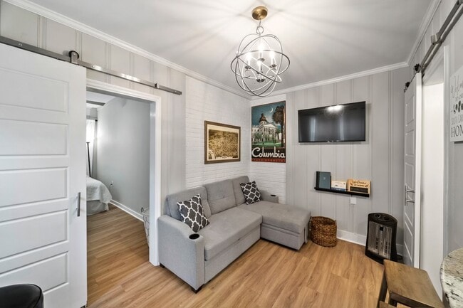 02_Sala de estar - 4003 Devine St