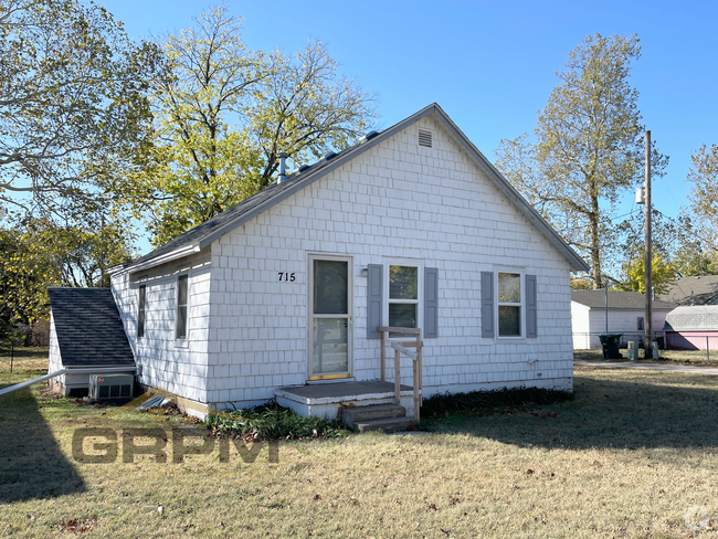 Building Photo - Clean 2 Bedroom 1 Bath House