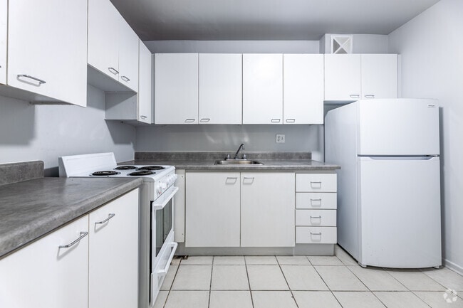 1BR + Den, 1BA - 775SF - Kitchen - 1765 & 1775 Weston Rd Apartments