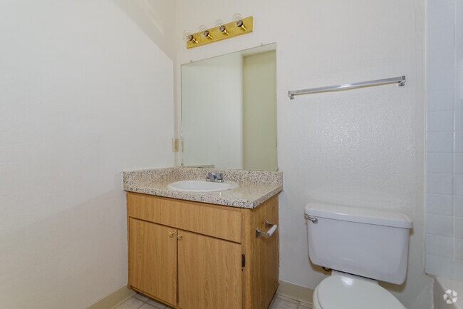 2BR, 2BA - 882 SF