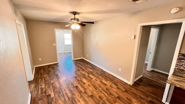 Photo - Charming 2 Bedroom and 1 Bath Home with a BONUS ROOM  in Winter Garden! Washer and Dryer Included!