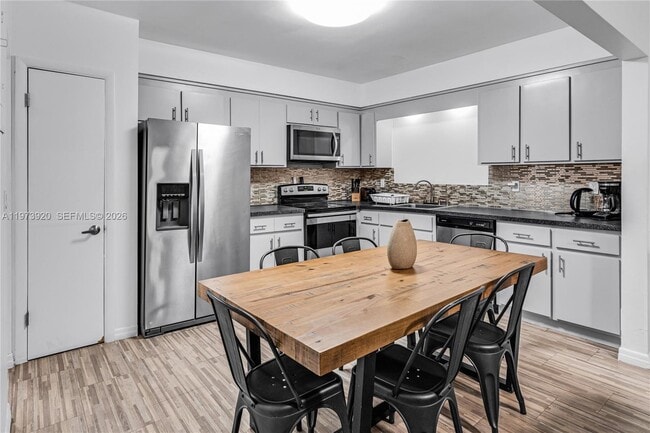 Photo - 977 SW 10th St Unidad 927