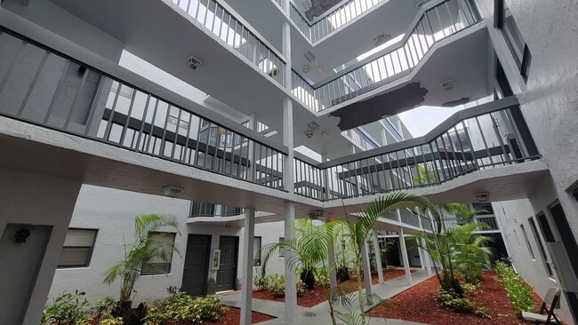 Photo - West Palm Beach 1 bedroom 1.5 bath Apartment. Unit 206