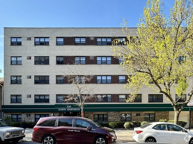 Building Photo - 533 W Aldine Ave Rental