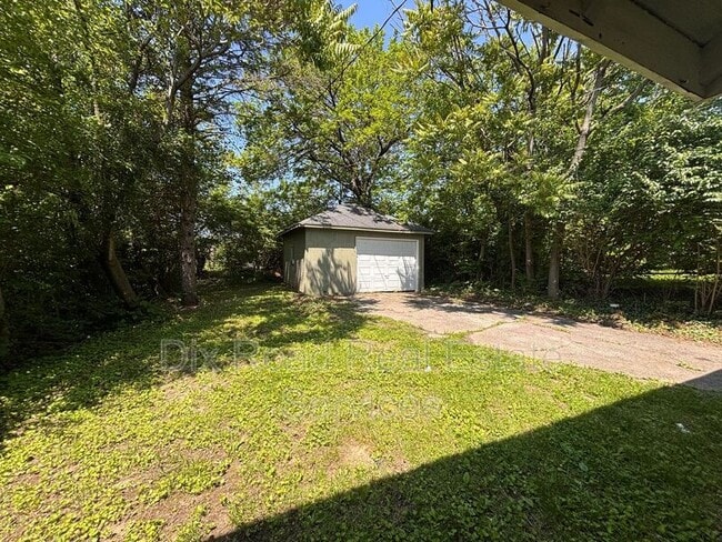 Photo - 2109 Victoria Ave