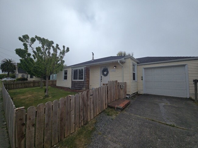 Building Photo - Beautifully designed 2BD/1BA home located near Henderson Center!
