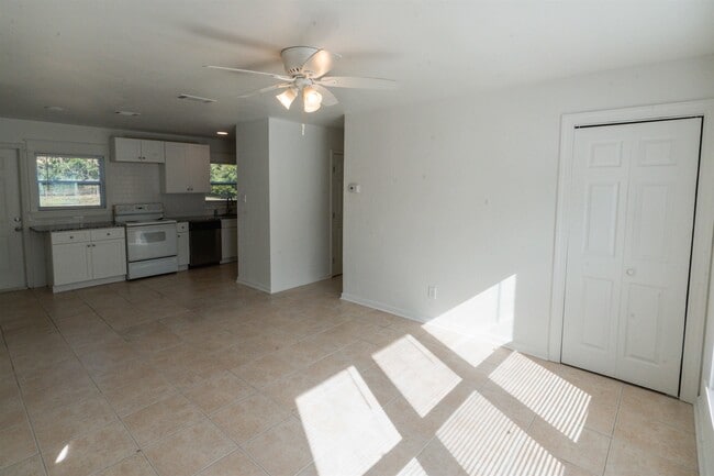 Photo - 406 Essex Dr