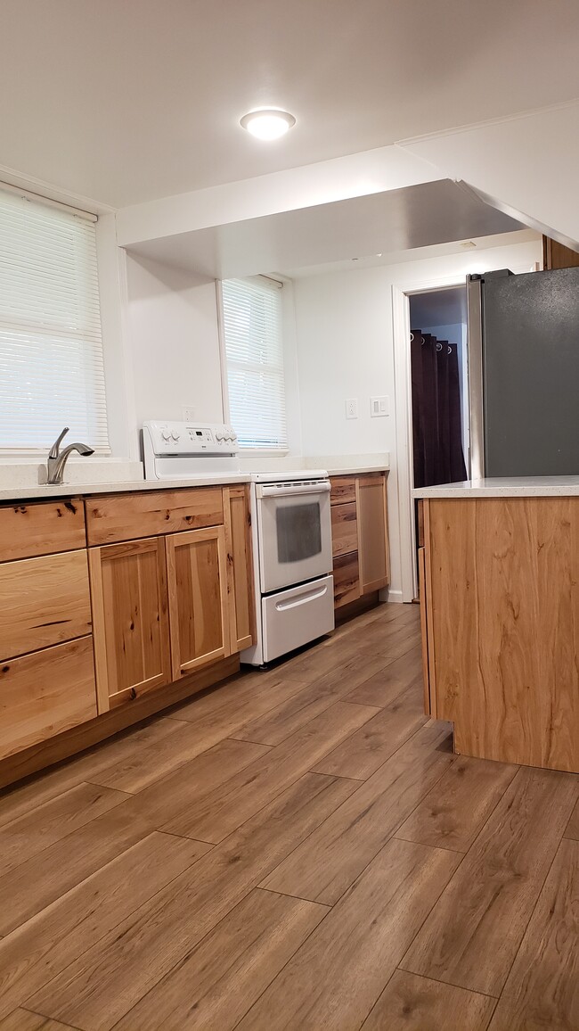 Building Photo - 619 N Genesee St Unit 2 Rental