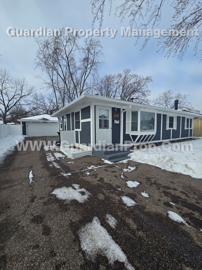 Building Photo - Move-in Special! Crystal Single Family Home, Fenced Yard, 2 Car Garage, Avail March