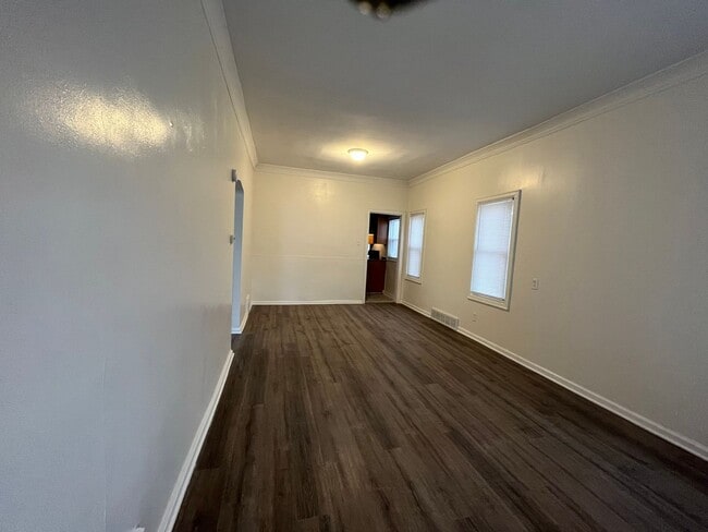 Building Photo - Cute 2 Bedroom Cottage!