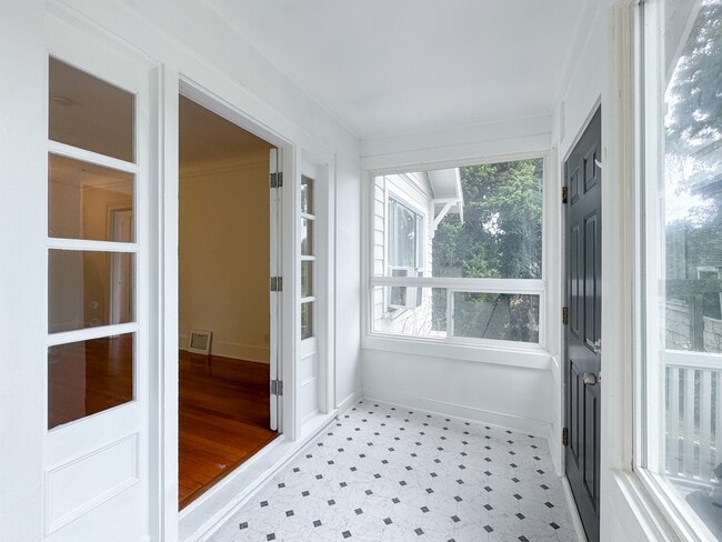 Photo - 1537 Valentine Pl S