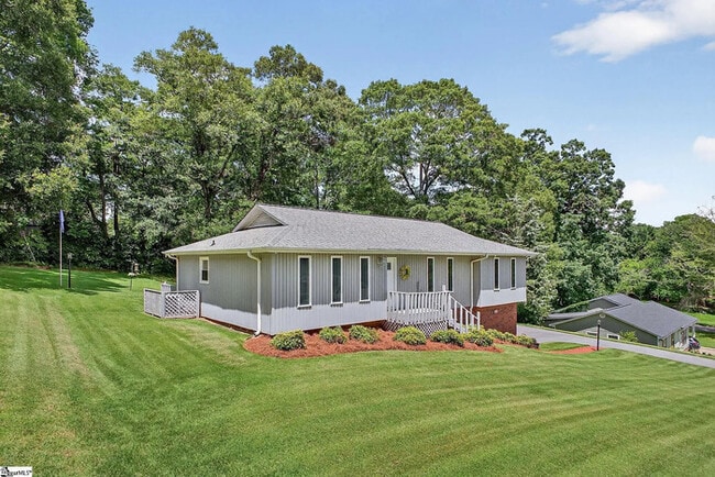 Building Photo - 3 Bedroom 2 Bathroom Rental