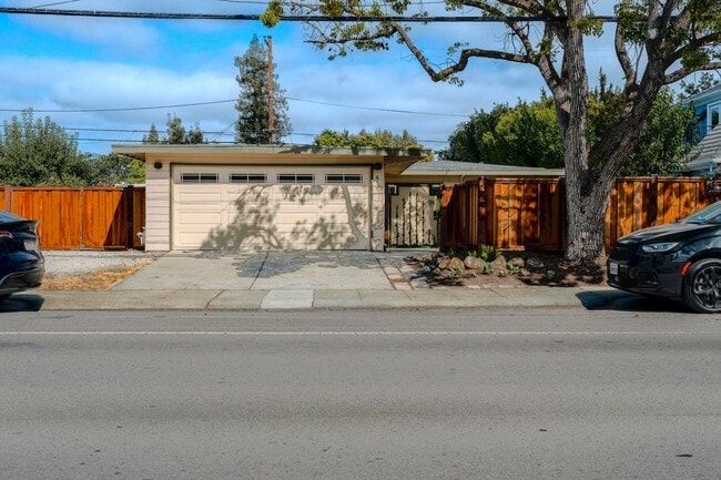 Building Photo - Perfect cozy home, fully furnished down to...