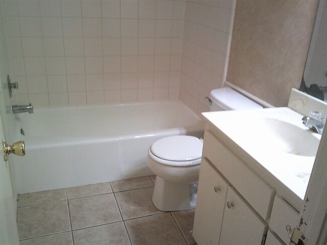 Photo - 2903 NE Lakeview Cir