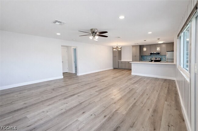 Building Photo - 3032 SE Santa Barbara Pl