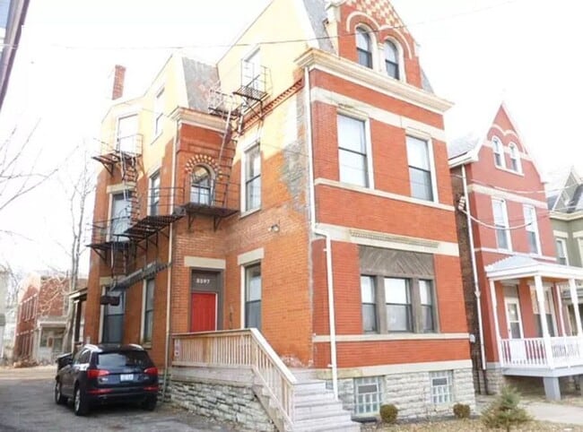 Building Photo - 3207 Vine St Unit 1