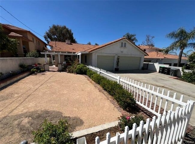 Building Photo - Beautiful single story Canyon Lake Home