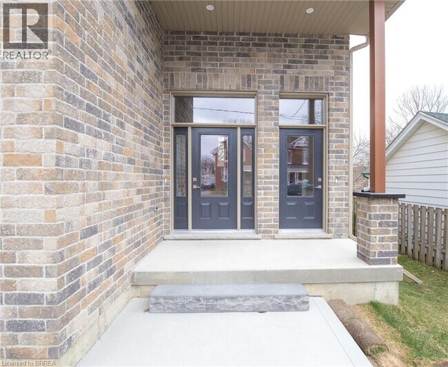 Photo - 355 Wellington St