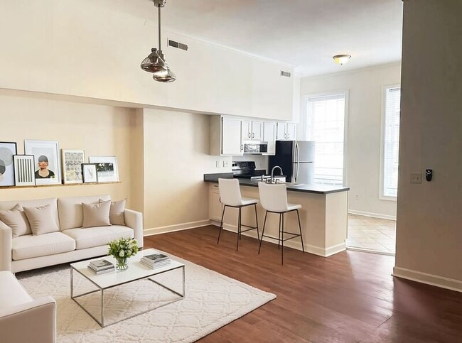 Building Photo - 235 King St