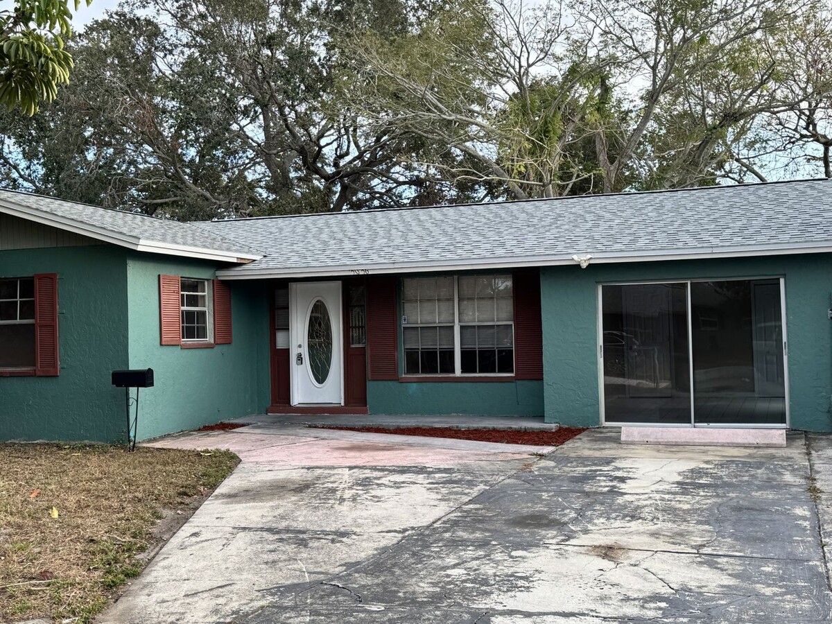 Spacious 3/1 home with private yard and drive - Spacious 3/1 home with private yard and drive