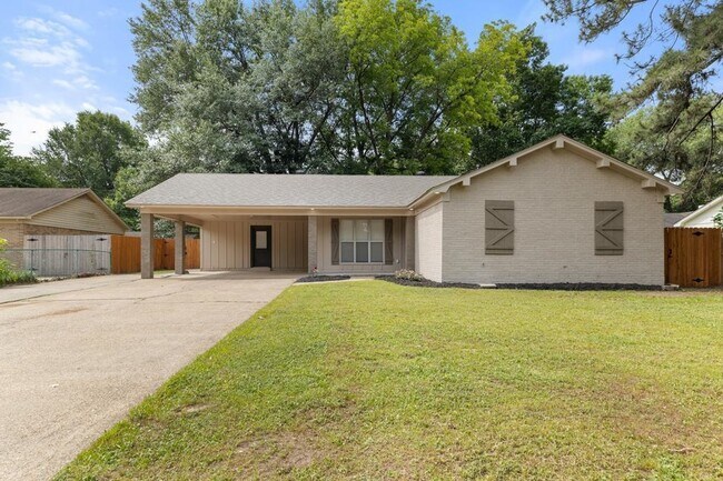 Building Photo - 908 N Roselawn Dr