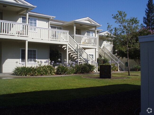 Building Photo - Beautiful Upstairs 2 Bedroom 2 Bath Apartm... Rental