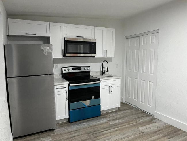 Photo - 3904 SW 13th Ct Unit 2