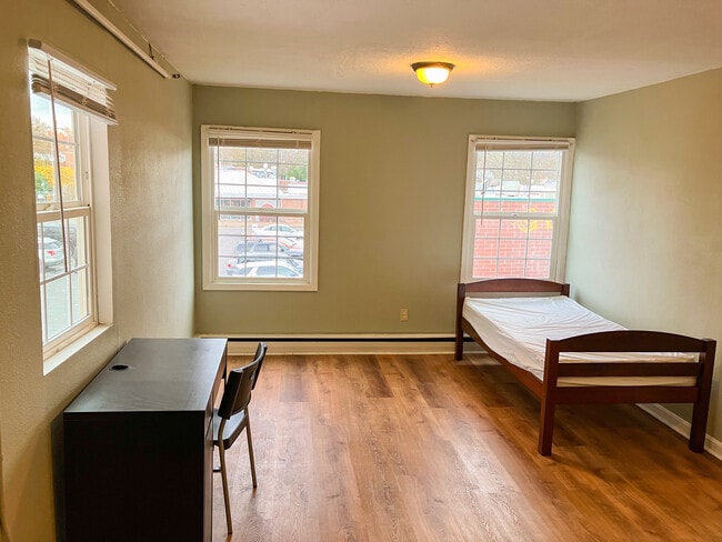 Room 6 - private large single - The Haven
