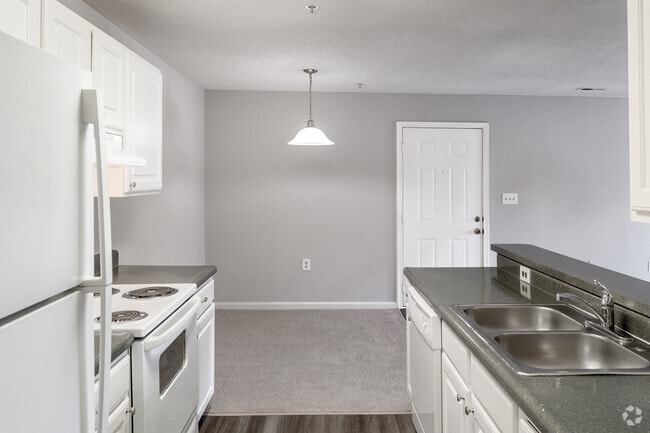 2BR, 2BA - 877SF - Kitchen