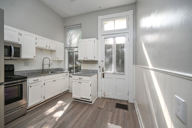 2363 W Clifton Ave