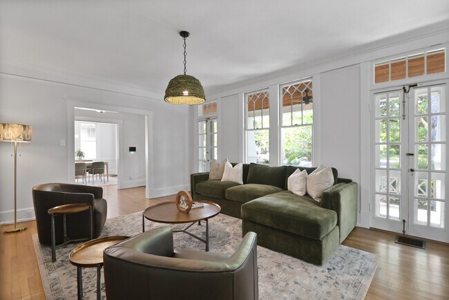 Photo - 209 E 45th St