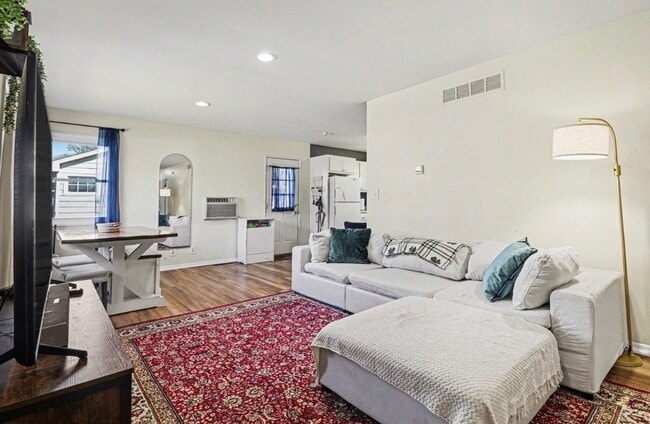 Photo - 133 W Hughes St