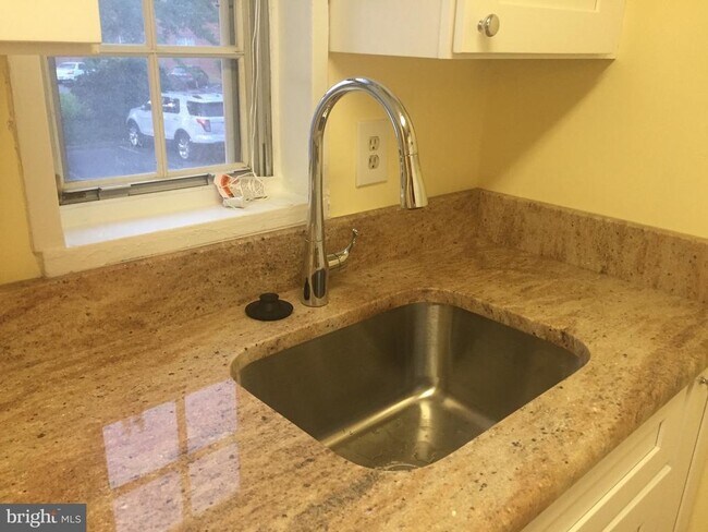 Photo - 1612 W Abingdon Dr Unit 101