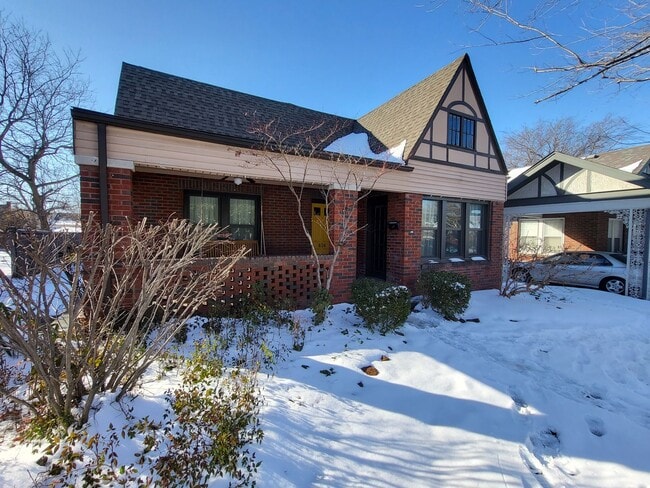Building Photo - Adorable Midtown brick bungalow