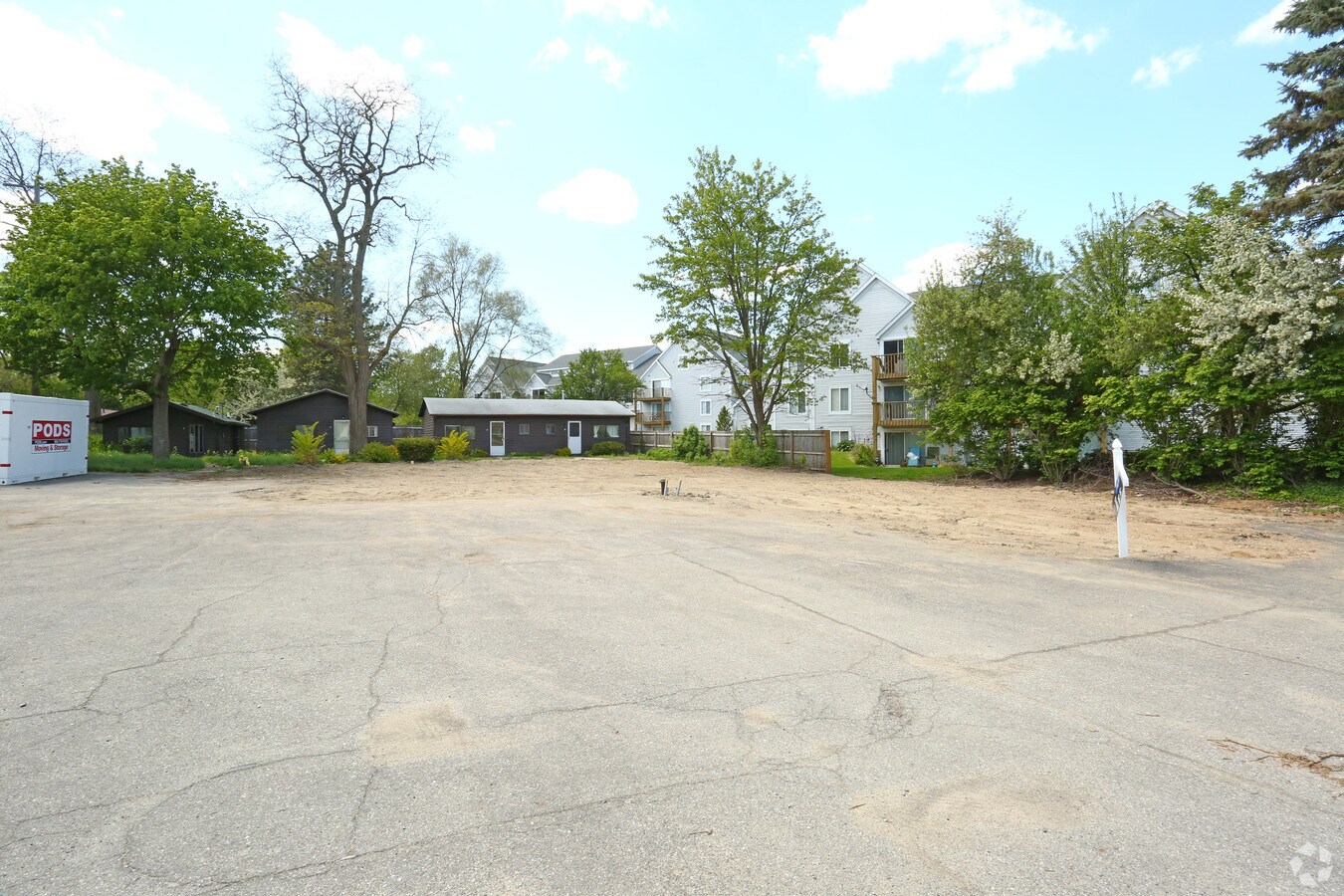 Photo - 9317 Main St