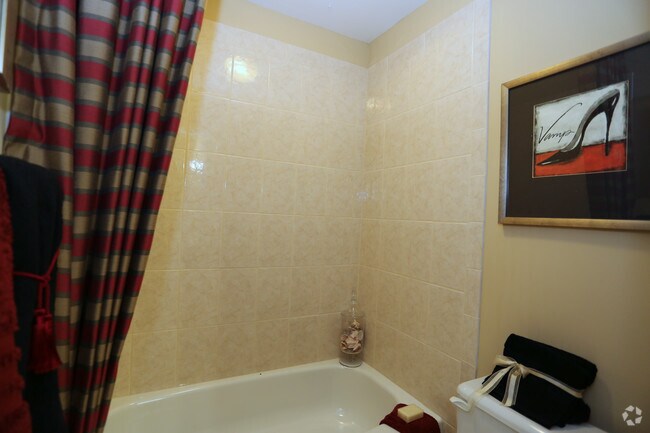 3 Bedroom 1212 SF-Bathroom