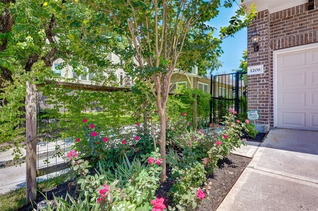 Photo - 1208 Peden St