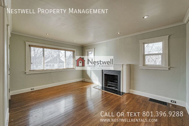 Photo - 2471 Douglas St