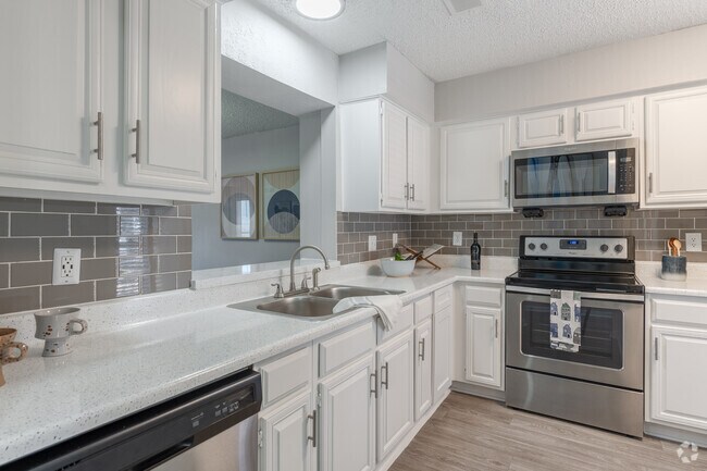 2BR, 2BA - 1,335SF - Kitchen - Las Colinas Heights