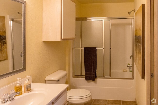 2BR, 2BA - 1093SF