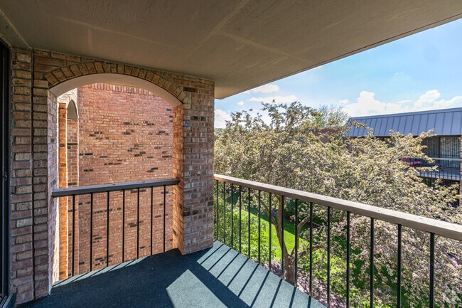 2BR, 2BA - 1,117SF - Balcony