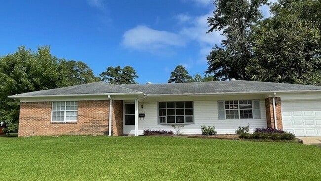 Building Photo - Newly Renovated 4 bedroom 2 bath Ranch Home