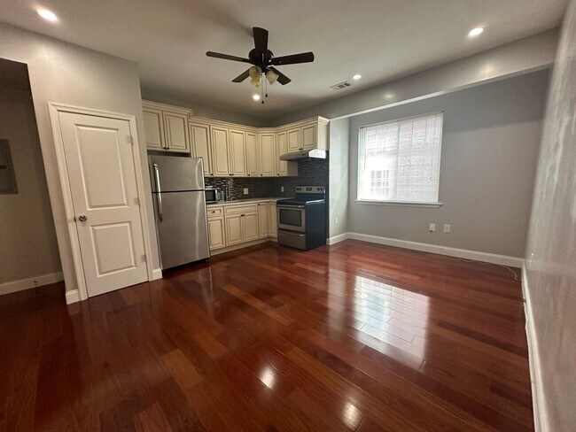Building Photo - 1342 Lombard St Unit 3R Rental