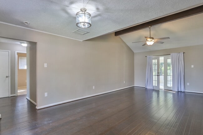 Photo - 506 Castlelake Dr