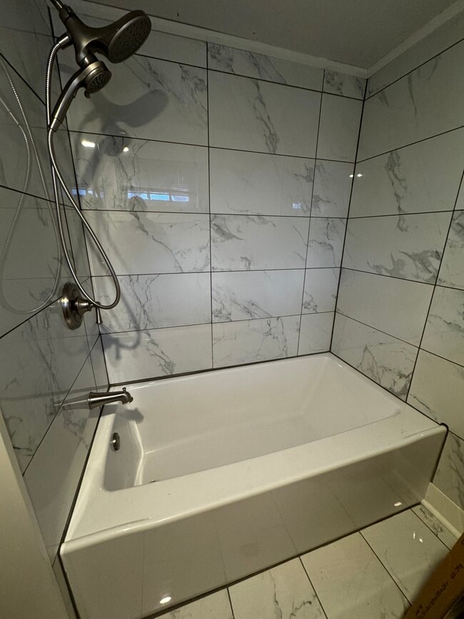 Shower - 225 Alexander St