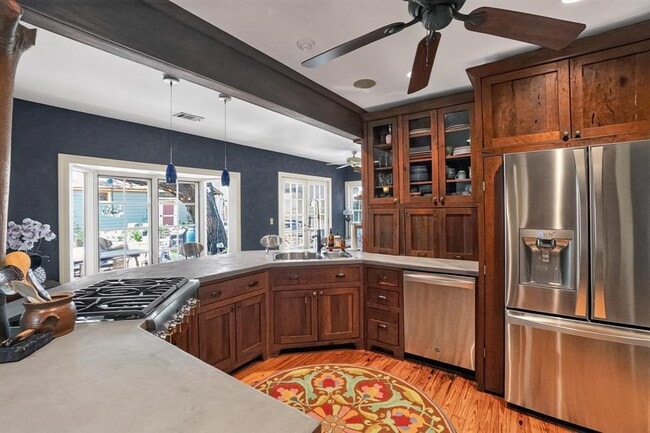 Photo - 221 Park Ln