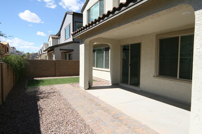 Patio trasero de bajo mantenimiento - 1315 W Crane Dr