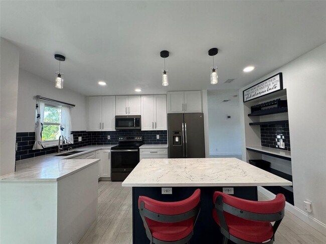 Building Photo - 7481 Santa Monica Dr